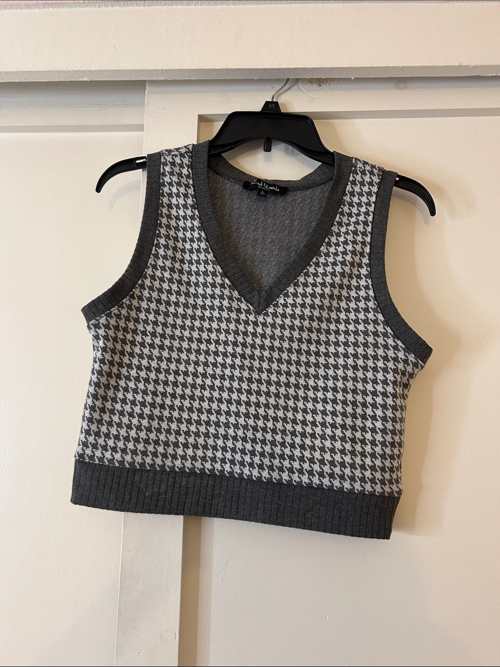 Houndstooth Knit V-Neck Sweater Vest — Gray & White